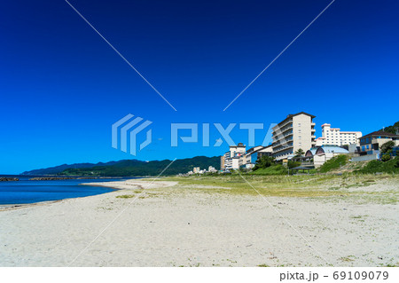 瀬波温泉海水浴場からみた温泉街　新潟県村上市 69109079