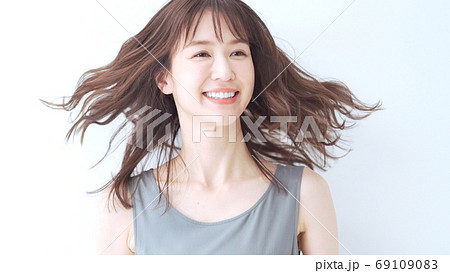 髪をなびかせる女性 69109083