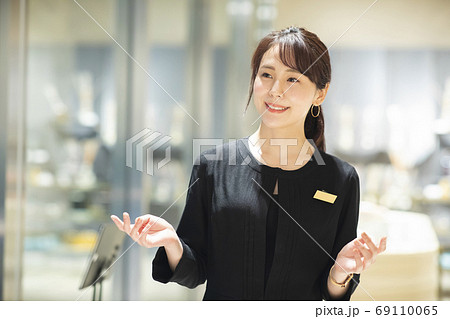 店員　エントランス　案内 69110065