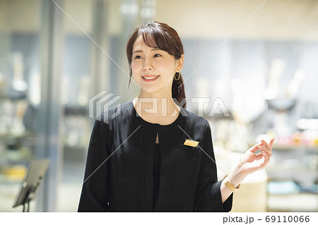店員 エントランス 案内 店員 エントランス 案内 69110066