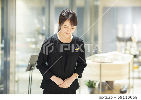 店員 エントランス 案内 店員 エントランス 案内 69110068