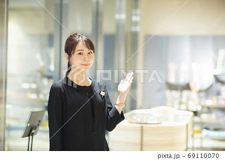 店員　エントランス　案内 69110070