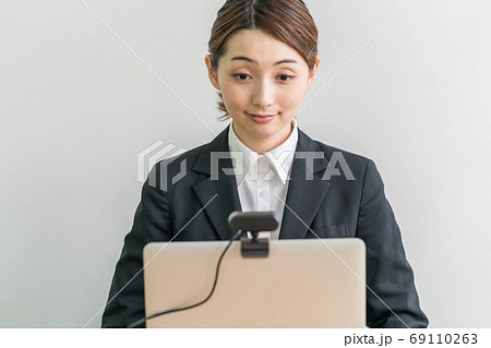 ウェブカメラを使ってオンライン面接する若い女性 ウェブカメラを使ってオンライン面接する若い女性 69110263