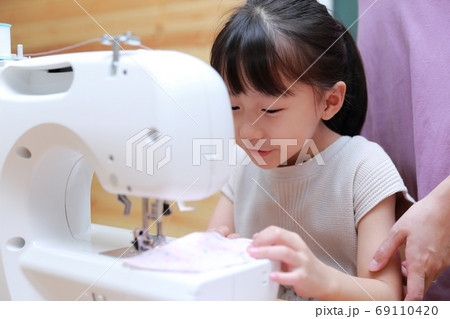 ママにミシンを教わる女の子 69110420