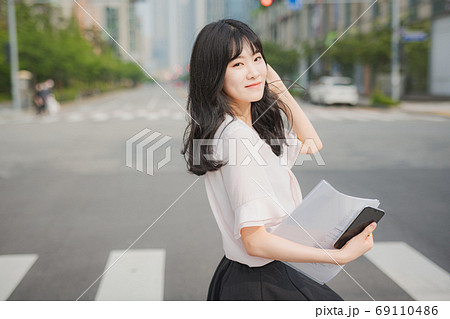 ビジネス ビジネスウーマン 外勤 69110486