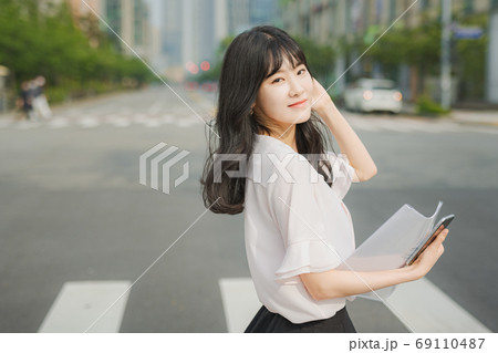 ビジネス ビジネスウーマン 外勤 69110487