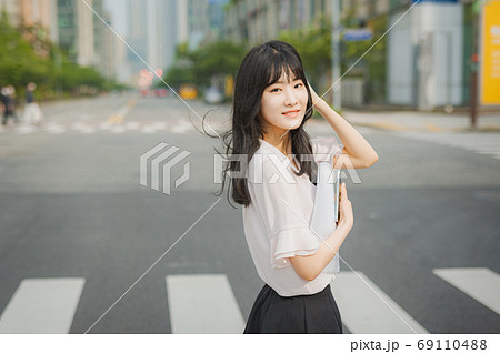 ビジネス ビジネスウーマン 外勤 69110488