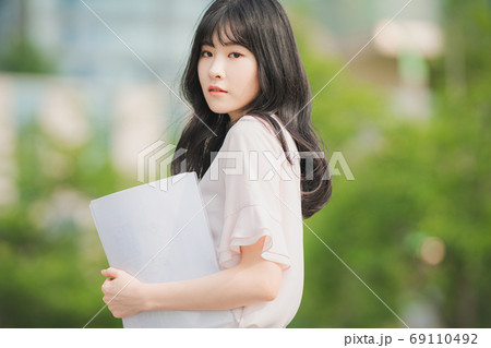 ビジネス ビジネスウーマン 外勤 69110492