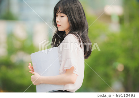 ビジネス ビジネスウーマン 外勤 69110493