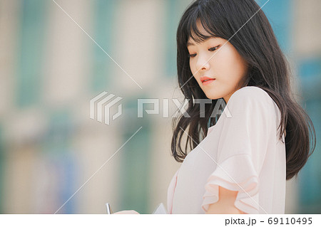 ビジネス ビジネスウーマン 出勤 69110495