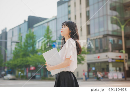 ビジネス ビジネスウーマン 外勤 69110498