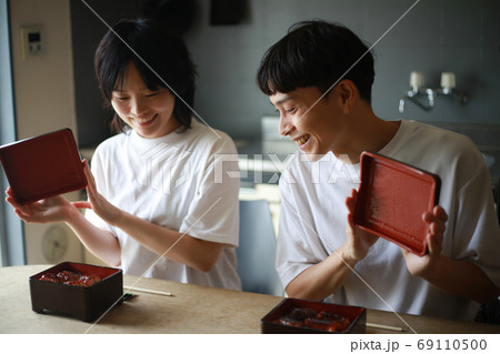 うな重を食べる夫婦 69110500