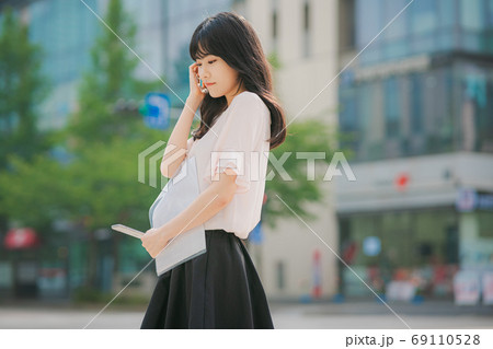 ビジネス ビジネスウーマン 外勤 69110528