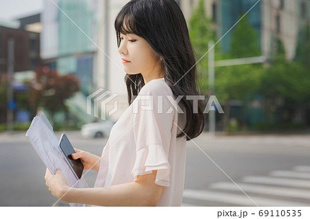 ビジネス ビジネスウーマン 外勤 69110535