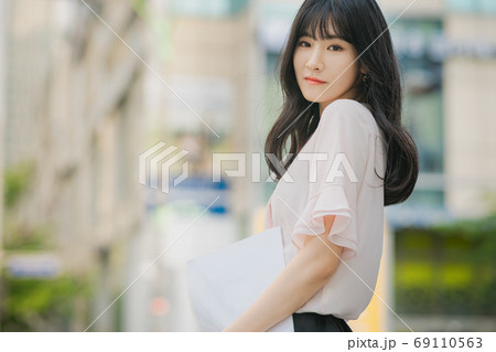 ビジネス ビジネスウーマン 外勤 69110563