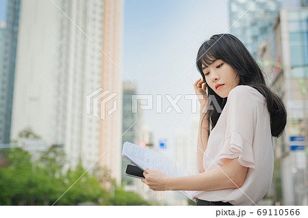 ビジネス ビジネスウーマン 外勤 69110566
