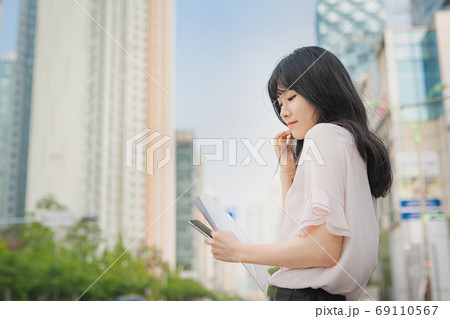 ビジネス ビジネスウーマン 外勤 69110567