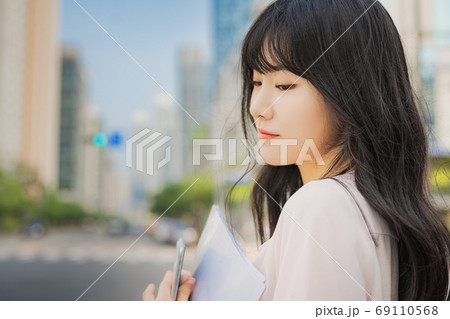 ビジネス ビジネスウーマン 外勤 69110568