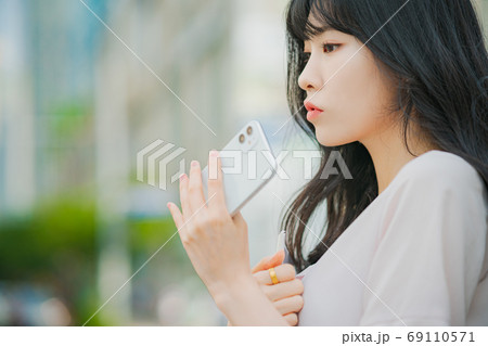 ビジネス ビジネスウーマン 出勤 69110571