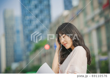 ビジネス ビジネスウーマン 外勤 69110576