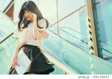 ビジネス ビジネスウーマン 外勤 69110652