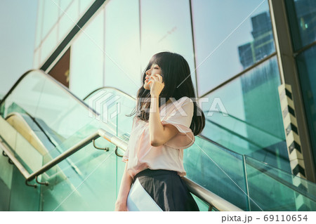 ビジネス ビジネスウーマン 外勤 69110654