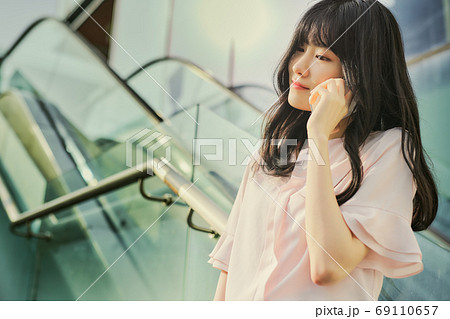 ビジネス ビジネスウーマン 出勤 69110657