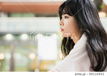 ビジネス ビジネスウーマン 出勤 69110932