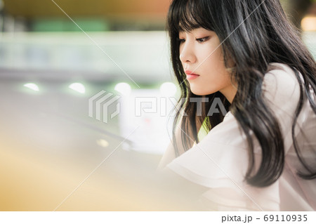 ビジネス ビジネスウーマン 出勤 69110935