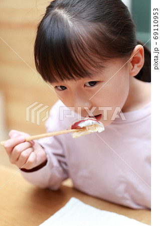 シマアジ(縞鯵)の握り寿司を食べる女の子 69110953