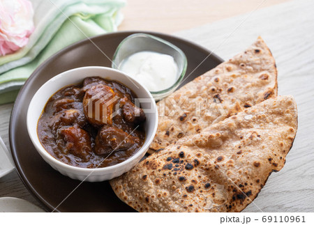 カレーとチャパティ 69110961