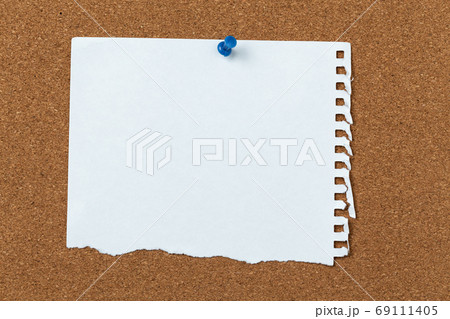 blank note paper on cork board background 69111405