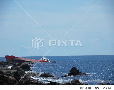 Cargo ship stranded in Kenting National Park 69112348