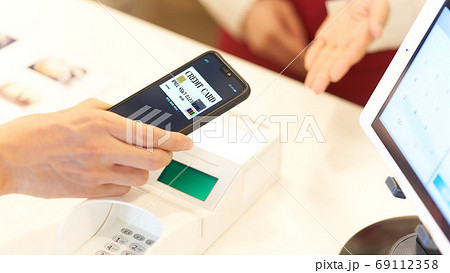 ICカードで決済をする男性の手元 69112358