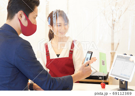 QRコードを案内する店員と読み取るお客 QRコードを案内する店員と読み取るお客 69112369