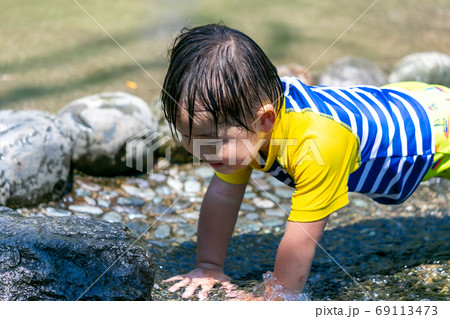 夏休みの一コマ　水遊び 69113473