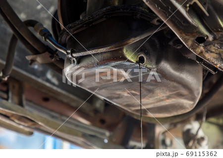 Drain the old oil from the engine through the drain plug. 69115362