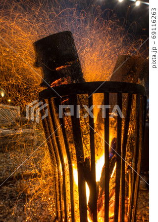 Burning fire pit steel basket Burning fire pit steel basket 69116263