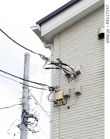 住宅への電線の引き込み 69117247