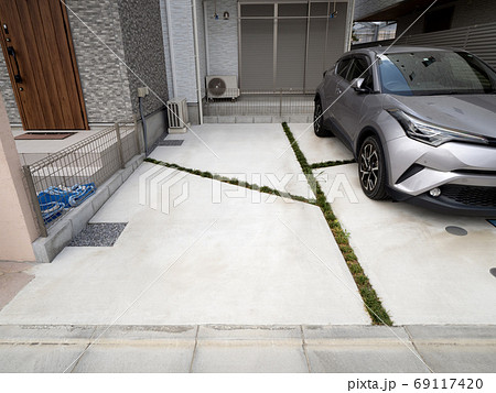 住宅の駐車スペース 住宅の駐車スペース 69117420