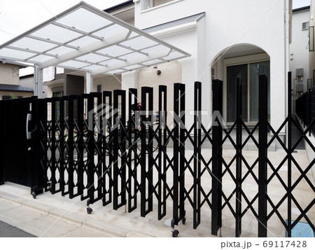 住宅のガレージ 住宅のガレージ 69117428