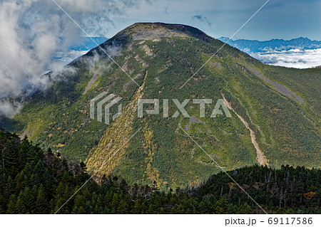 北八ヶ岳・三ツ岳から見る雲湧く蓼科山と後立山連峰 69117586