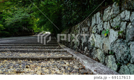 石垣となだらかな石段の光明寺の参道 69117613