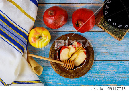 Shofar and tallit with glass honey jar and fresh ripe apples. Jewesh new year symbols. Rosh hashanah 69117753