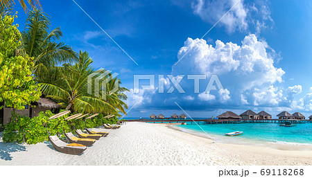 Wooden sunbed in the Maldives 69118268