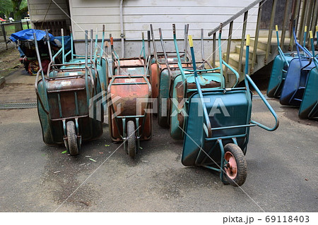 孤輪車(手押し車)複数 孤輪車(手押し車)複数 69118403