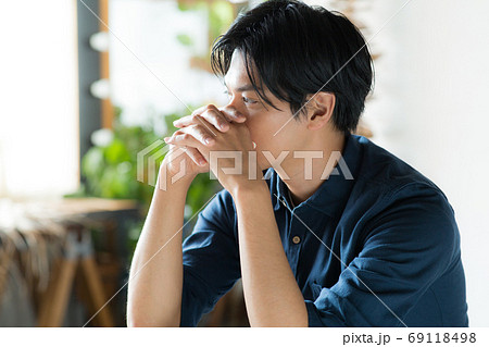 考える若い男性 69118498