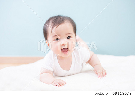 うつ伏せになった笑顔の赤ちゃん うつ伏せになった笑顔の赤ちゃん 69118678