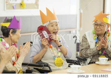 お誕生日会をするシニアの男女 介護施設 69118805