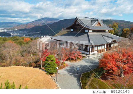 秋の陽光に包まれる将軍塚と青龍殿から 紅葉の東山を望む 69120146